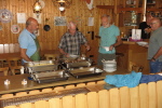 ... da inzwischen das Essen fertig ist. Walter und Dieter haben wieder den Rollbraten gegrillt. ... da inzwischen das Essen fertig ist. Walter und Dieter haben wieder den Rollbraten gegrillt.