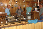 ... da inzwischen das Essen fertig ist. Walter und Dieter haben wieder den Rollbraten gegrillt.